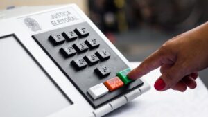 Chefe pode exigir voto em candidato? Entenda o que caracteriza assédio eleitoral no trabalho