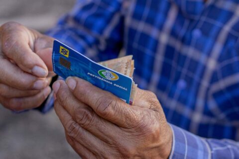 Desconto indevido no INSS: acordo federal paga em até 3 dias úteis; banco tem até 30 dias após irregularidade ser reconhecida