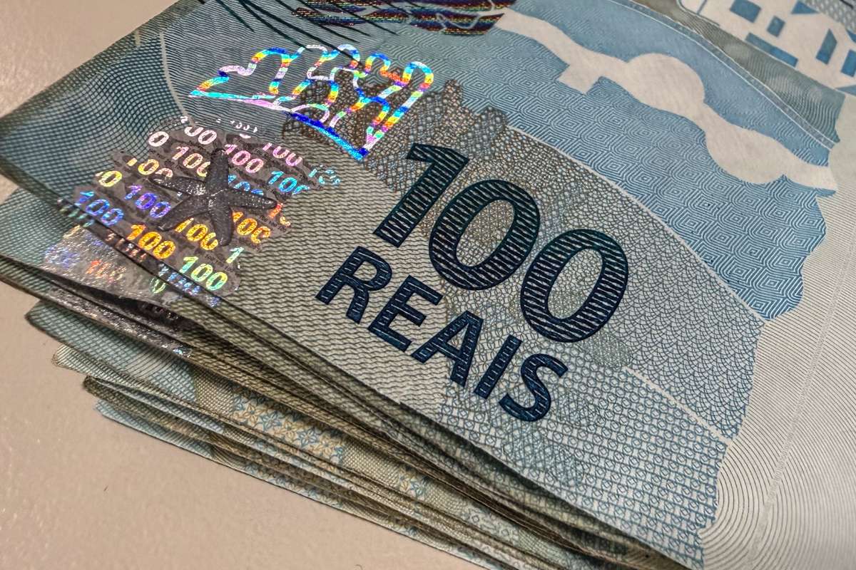 Muitas notas de 100 reais
