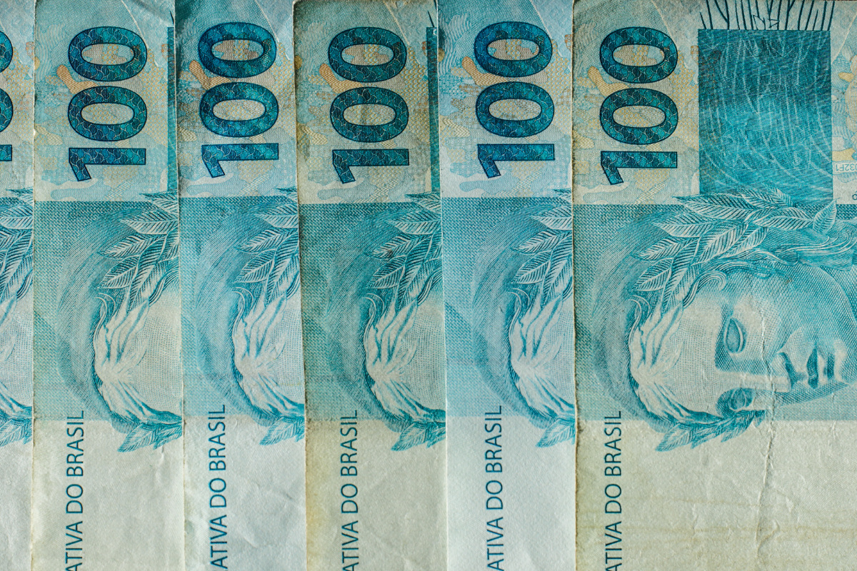 Muitas notas de 100 reais